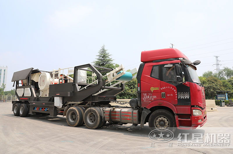 輪胎式移動(dòng)礦石破碎機(jī)?圖片